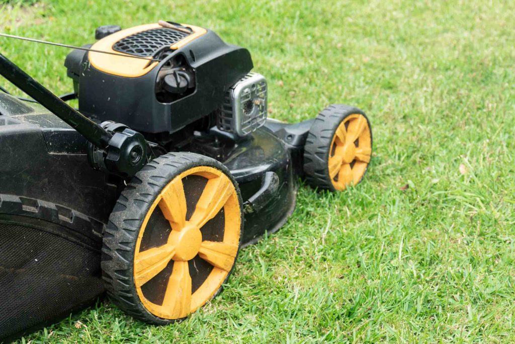 Tagliaerba a scoppio: l’origine del tosaerba - OkayGiardino